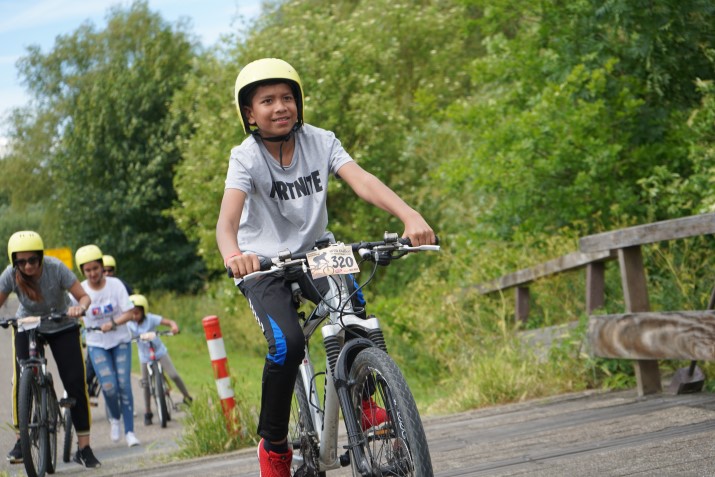 jongen op mountainbike in de natuur
