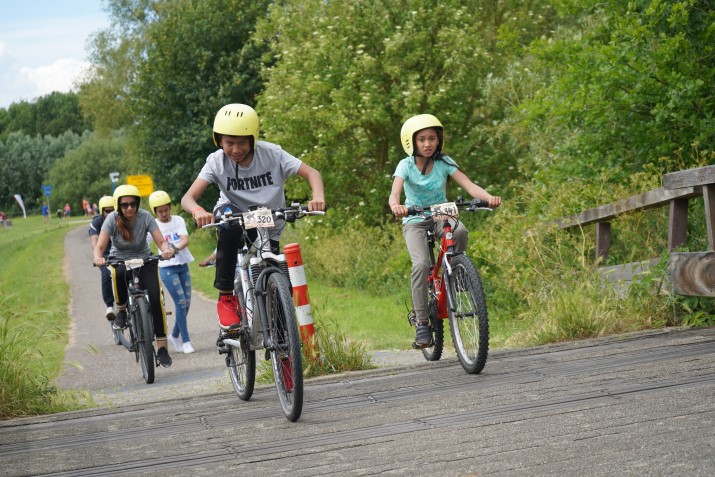 Mountainbike-kinderfeestje-almere jongen en meisje op mountainbike