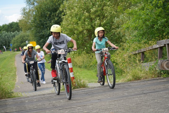 jongen en meisje op mountainbike