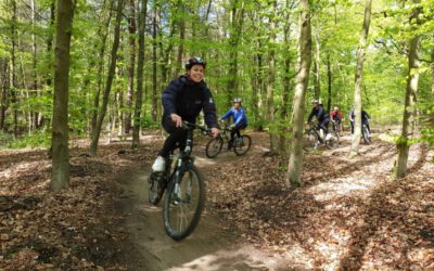 man op mountainbike in het bos