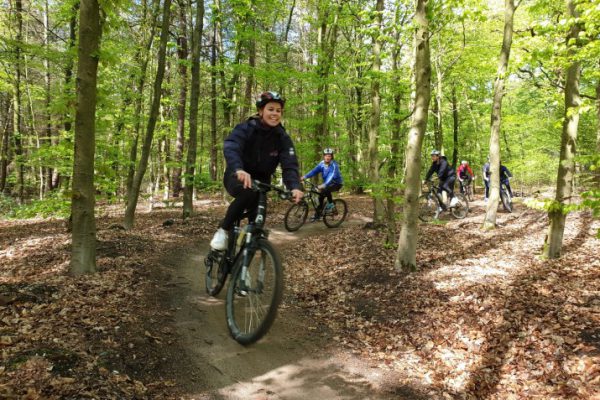 man op mountainbike in het bos