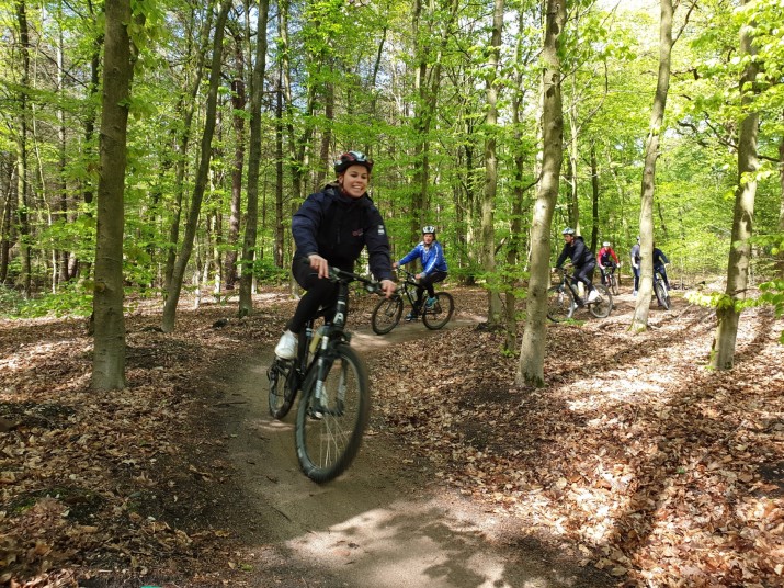 man op mountainbike in het bos