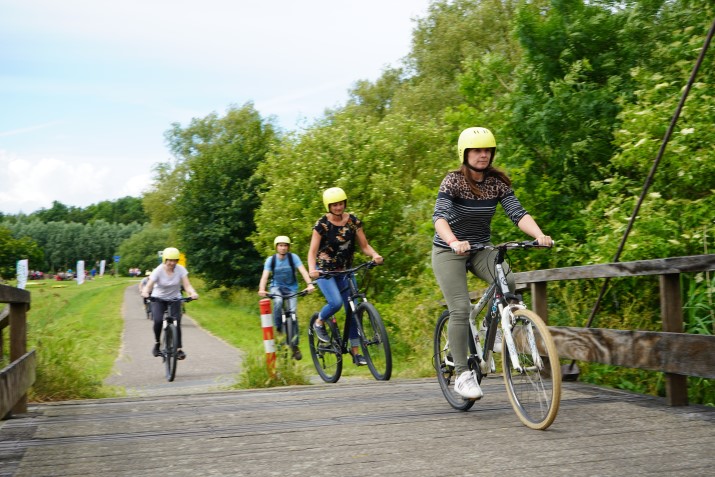 groep op mountainbikes in de natuur