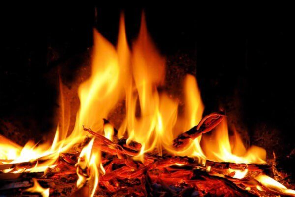 Herfst warm kampvuur na de activiteiten
