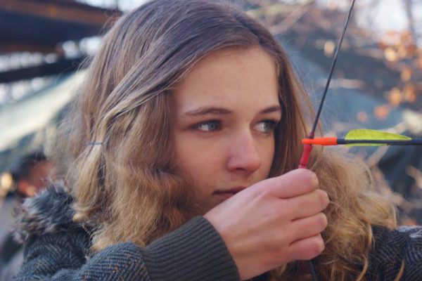 Meisje tijdens boogschieten in de winter