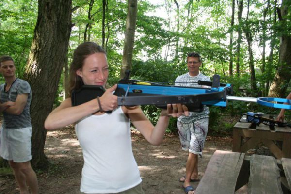 Vrouw schiet met kruisboog, workshop Almere