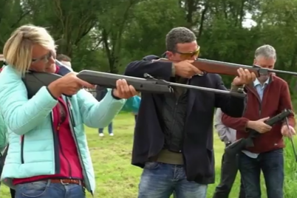 Man en vrouw schieten met luchtbuks in uitje Flevoland