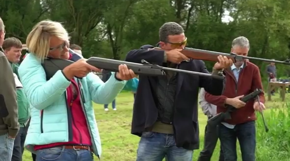 Schieten Still uit Bedrijfsfilm Man en vrouw schieten met luchtbuks in uitje Flevoland