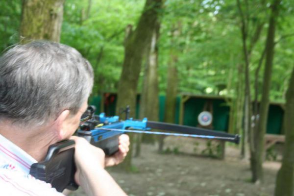 Man schiet met kruisboog in uitje Almere