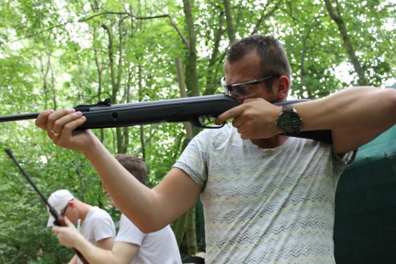 Man met luchtbuks tijdens workshop schieten groepsuitje