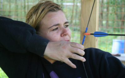 vrouw op boogschietbaan in Almere