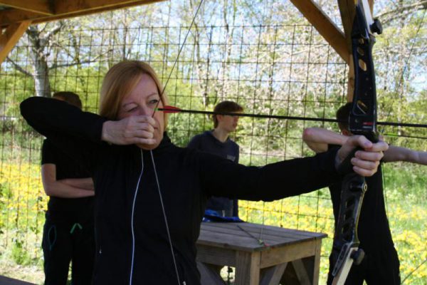 vrouw op boogschietbaan Almere