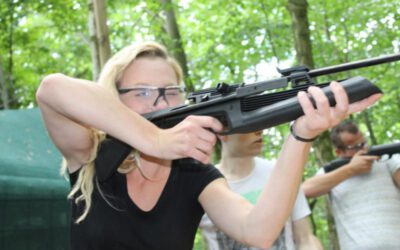vrouw schiet met luchtbuks