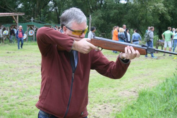 man schiet met luchtbuks