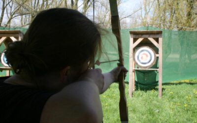 vrouw richt op de roos met boogschieten