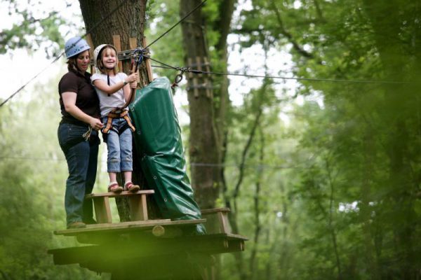 Kinderen klimmen in klimpark tijdens schoolreisje in Almere