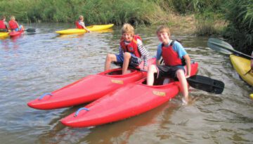 Kinderen in kano tijdens watersport kano schoolreisje in Flevoland
