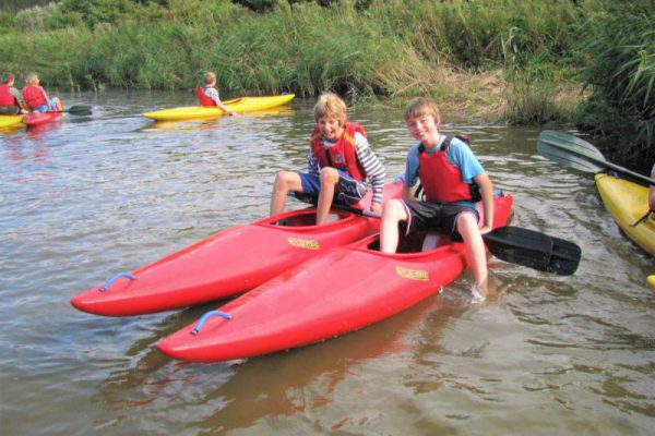 Kinderen in kano tijdens watersport kano schoolreisje in Flevoland