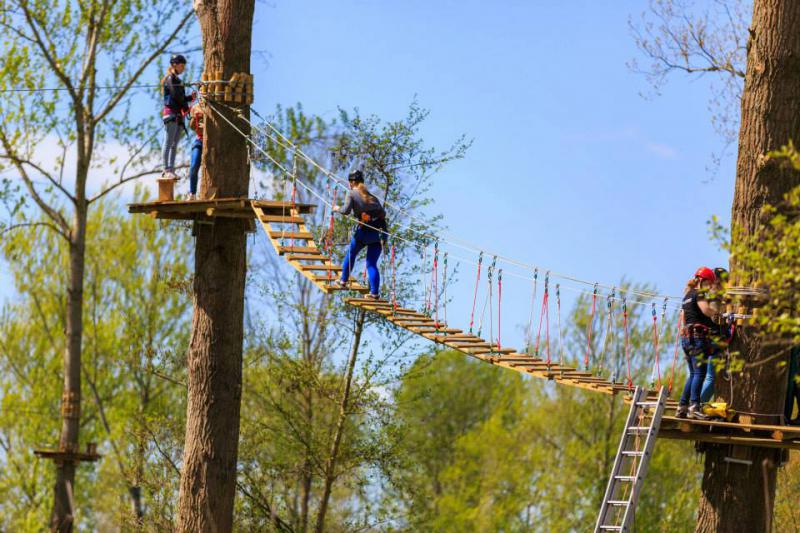 Leerlingen klimmen en tokkelen tijdens schoolreisje in Almere