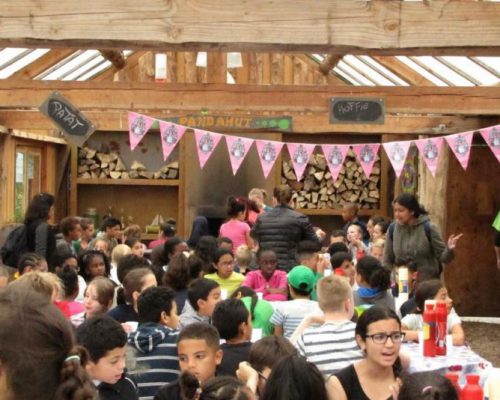 Kinderen eten en drinken tijdens pauze in schoolreisje