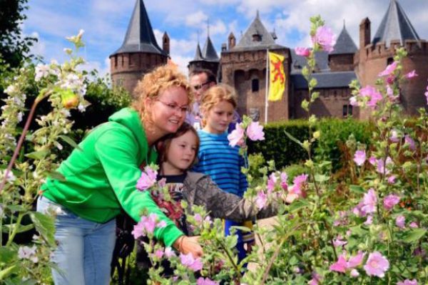 Kinderen bij kasteel Muiderslot