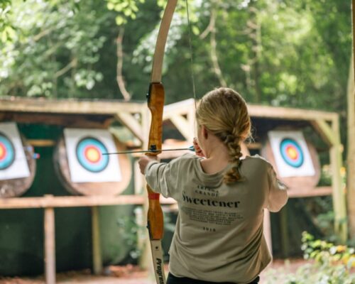 kind-boogschieten-schoolreisje-almere - Outdoorpark SEC Almere Kind doet aan boogschieten tijdens een schoolreisje bij Outdoorpark SEC Almere, een actieve outdoor activiteit voor scholen.