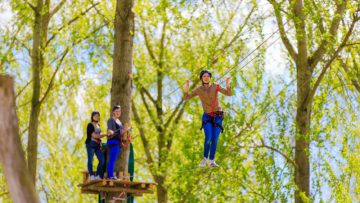 Jeugd klimt in klimpark in Almere tijdens schoolreisje