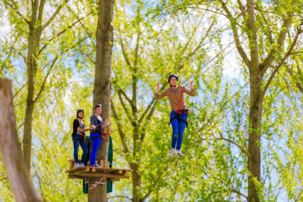 Jeugd klimt in klimpark in Almere tijdens schoolreisje