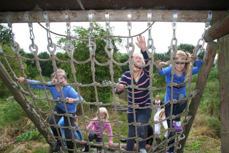 kinderen klimmen tijdens schoolreisje