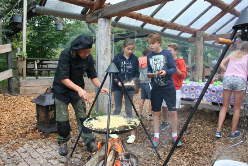 koken-kampvuur-school-kamp-eten.jpg kok kookt boven kampvuur