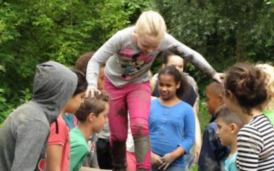 Kinderen op lopende brug in schoolreisje Almere