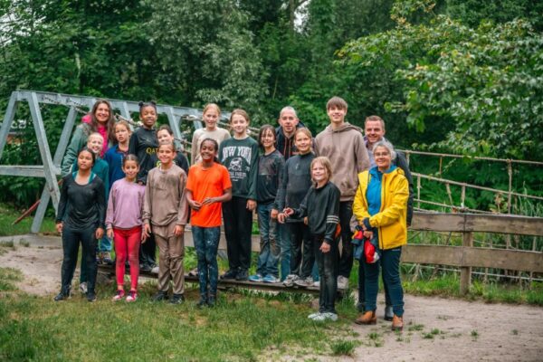 schoolreisje-survival-groepsfoto-kinderen-begeleiders-outdoorpark-almere - Outdoorpark SEC Almere Groepsfoto van blije kinderen en begeleiders op een survival schoolreisje bij Outdoorpark SEC Almere