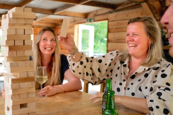 Familiefeest-bedrijfsfeest-spelletjes-jenga
