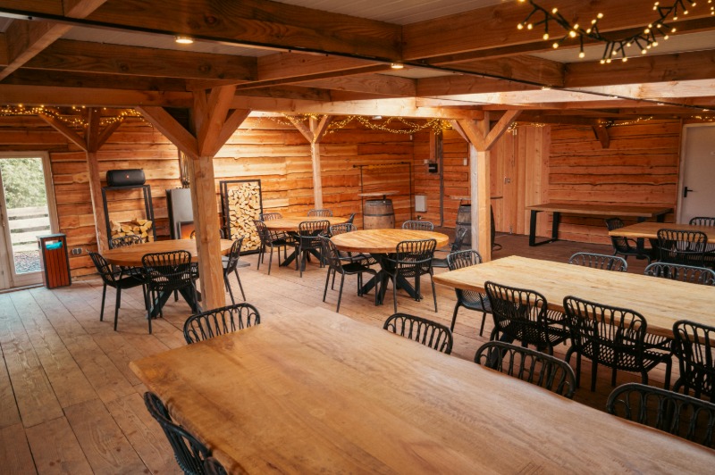 boshut-vergaderruimte-flexibele-opstelling-almere - Outdoorpark SEC Almere Flexibele vergaderruimte in de Boshut met diverse tafelopstellingen voor workshops en bijeenkomsten