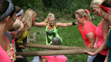 Survival vrijgezellenfeest vrouwen lopende brug 2