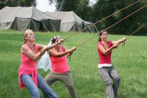 vrouwen op grasveld tijdens actief vrijgezellenfeest in Almere