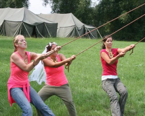 vrouwen op grasveld tijdens actief vrijgezellenfeest in Almere