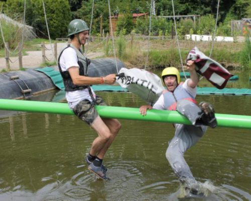 mannen strijden in vrijgezellenfeest