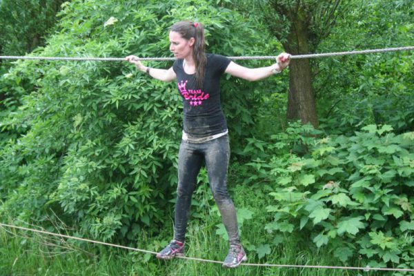 vrouw op junglebrug in het bos