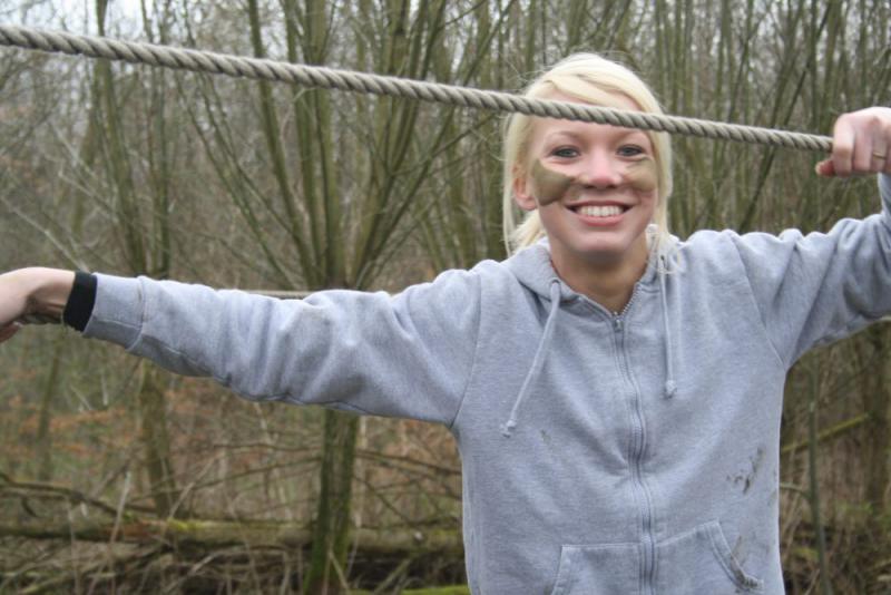 vrouw op touw bij vrijgezellenfeest in Almere