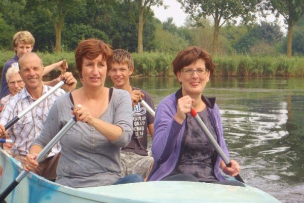 Familie-uitje-kanovaren-Almere
