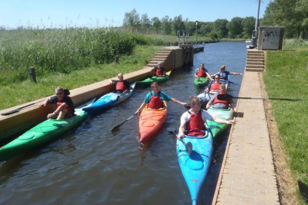 Schoolreisje-kanovaren-actief-Almere