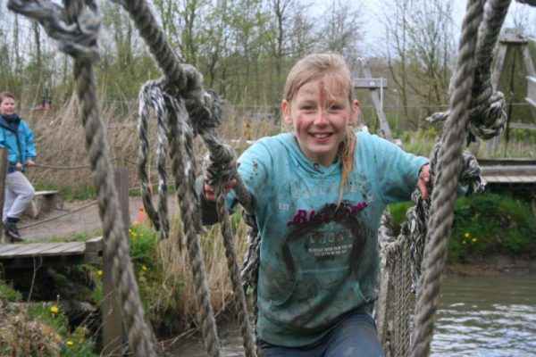 Meisje Survivallen tijdens kinderfeestje in Almere